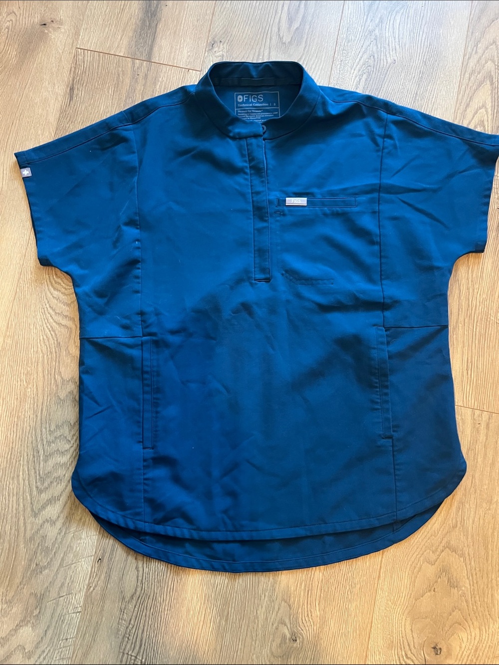 FIGS Scrub top size small